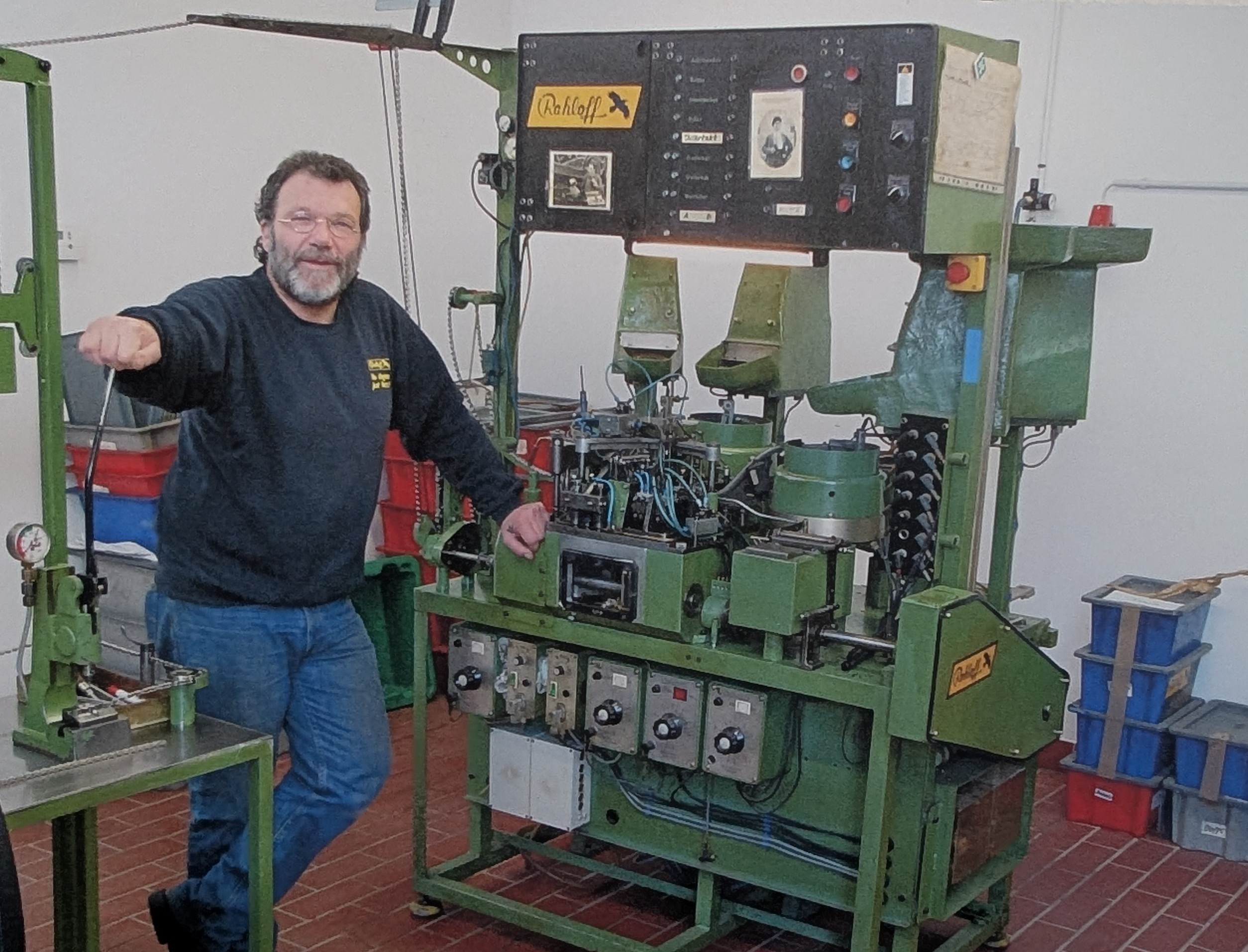 Bernhard Rohloff vor seinem konstruierten Kettenautomat